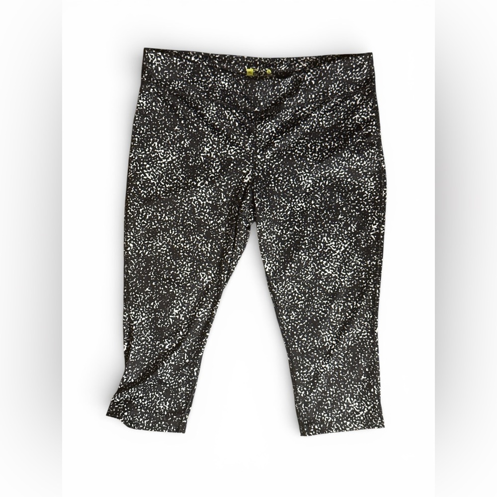 Xersion Fitted Woman's XL Cropped Black/White Print Yoga/Active Wear Pants